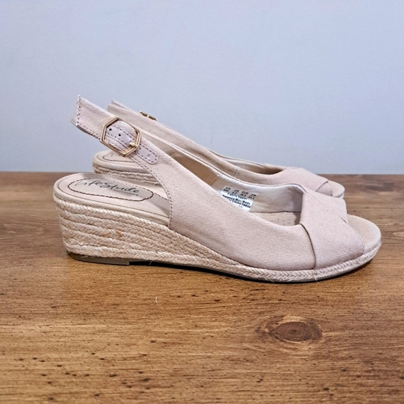 Life Stride Sandals Women's 8W Beige Canvas Fabric Wedge Heel NWOT - Picture 2 of 14
